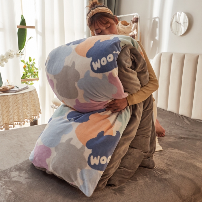 91家纺网 家纺一手货源 找家纺 寐居家纺 2021新款牛奶绒单被套棚拍图 牛牛乐园