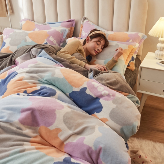 91家纺网 家纺一手货源 找家纺 寐居家纺 2021新款牛奶绒单被套棚拍图 牛牛乐园