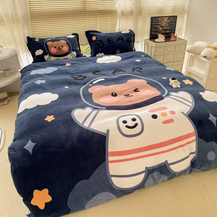 91家纺网 家纺一手货源 找家纺 慕尚 2022新款北欧牛奶绒大版四件套实拍图 太空熊宝