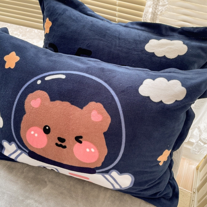 91家纺网 家纺一手货源 找家纺 慕尚 2022新款北欧牛奶绒大版四件套实拍图 太空熊宝