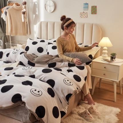 91家纺网 家纺一手货源 找家纺 寐居家纺 2021新款印花牛奶绒四件套浅色调 波点笑脸
