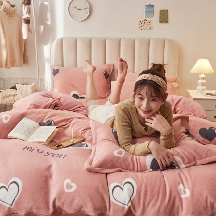 91家纺网 家纺一手货源 找家纺 寐居家纺 2021新款印花牛奶绒四件套浅色调 永恒的爱