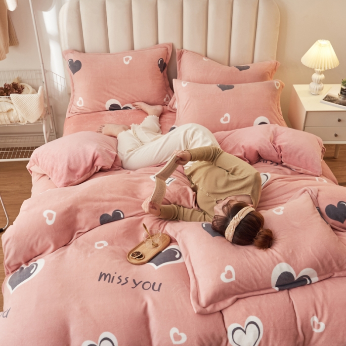 91家纺网 家纺一手货源 找家纺 寐居家纺 2021新款印花牛奶绒四件套浅色调 永恒的爱