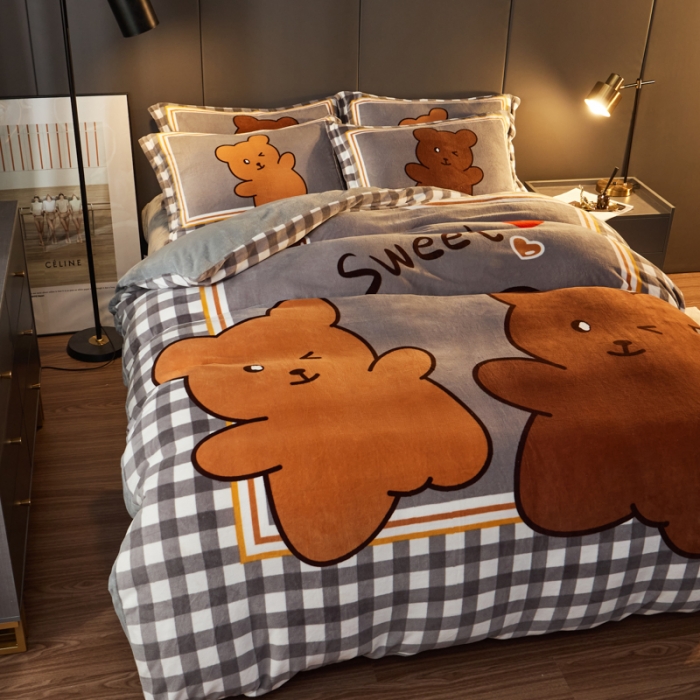 91家纺网 家纺一手货源 找家纺 慕尚 2022新款北欧牛奶绒卡通大版四件套棚拍图 好朋友