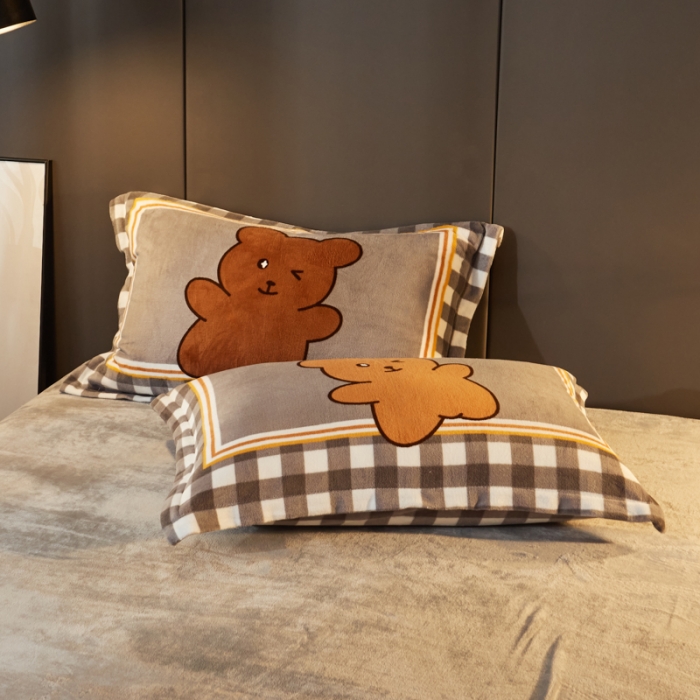 91家纺网 家纺一手货源 找家纺 慕尚 2022新款北欧牛奶绒卡通大版四件套棚拍图 好朋友