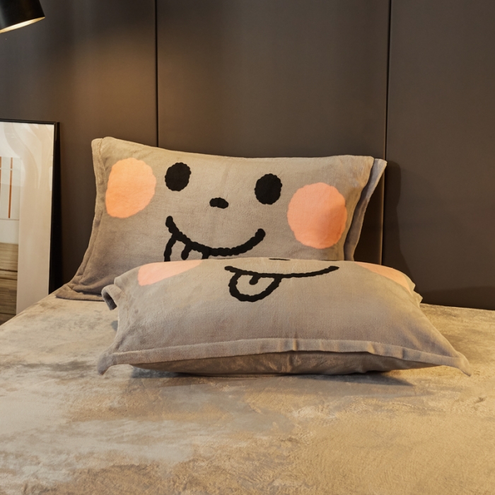 91家纺网 家纺一手货源 找家纺 慕尚 2022新款北欧牛奶绒卡通大版四件套棚拍图 可爱笑脸