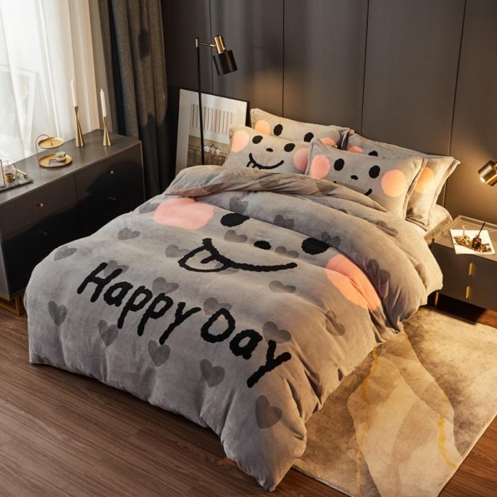 91家纺网 家纺一手货源 找家纺 慕尚 2022新款北欧牛奶绒卡通大版四件套棚拍图 可爱笑脸