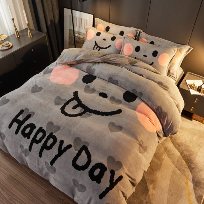 91家纺网 家纺一手货源 找家纺 慕尚 2022新款北欧牛奶绒卡通大版四件套棚拍图 可爱笑脸