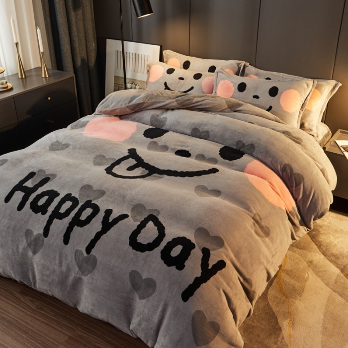 91家纺网 家纺一手货源 找家纺 慕尚 2022新款北欧牛奶绒卡通大版四件套棚拍图 可爱笑脸