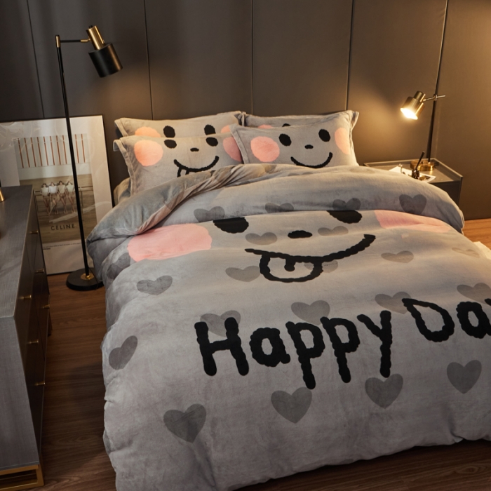 91家纺网 家纺一手货源 找家纺 慕尚 2022新款北欧牛奶绒卡通大版四件套棚拍图 可爱笑脸