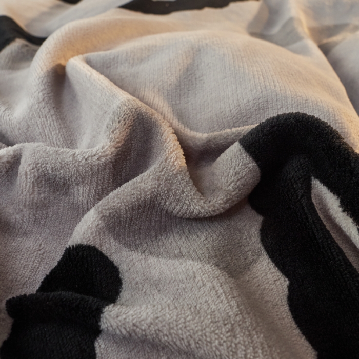 91家纺网 家纺一手货源 找家纺 慕尚 2022新款北欧牛奶绒卡通大版四件套棚拍图 可爱笑脸