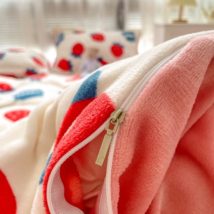 91家纺网 家纺一手货源 找家纺 寐居家纺21印花牛奶绒四件套法莱水晶宝宝金貂绒实拍图甜心草莓