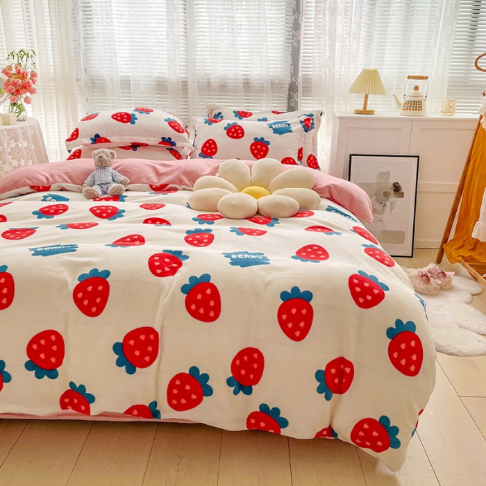 91家纺网 家纺一手货源 找家纺 寐居家纺21印花牛奶绒四件套法莱水晶宝宝金貂绒实拍图甜心草莓