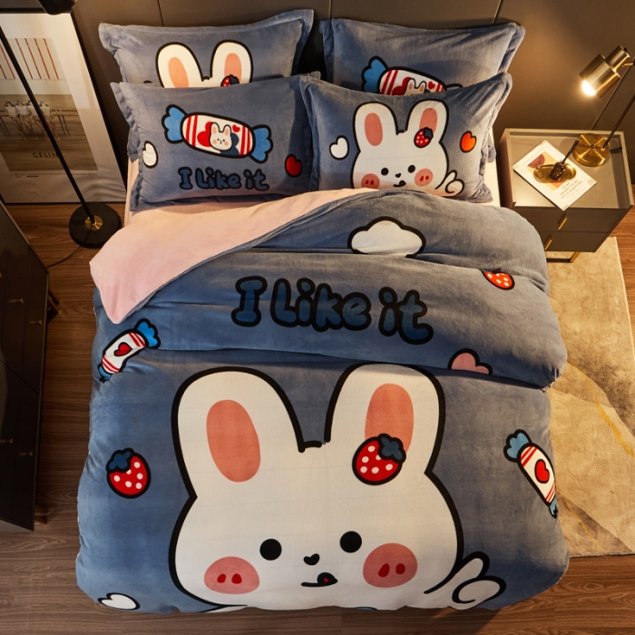 91家纺网 家纺一手货源 找家纺 慕尚 2022新款北欧牛奶绒卡通大版四件套棚拍图 奶糖兔