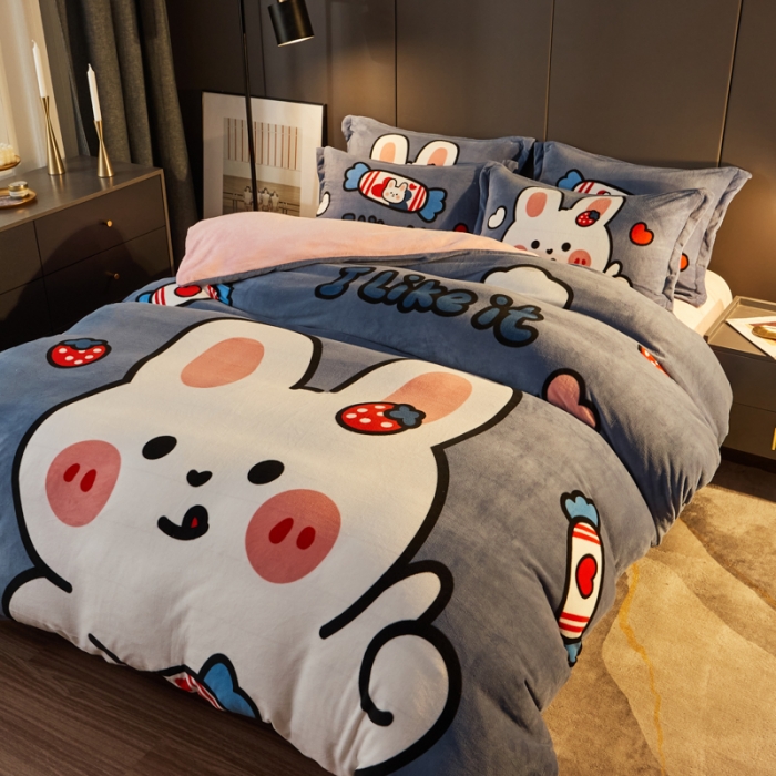 91家纺网 家纺一手货源 找家纺 慕尚 2022新款北欧牛奶绒卡通大版四件套棚拍图 奶糖兔