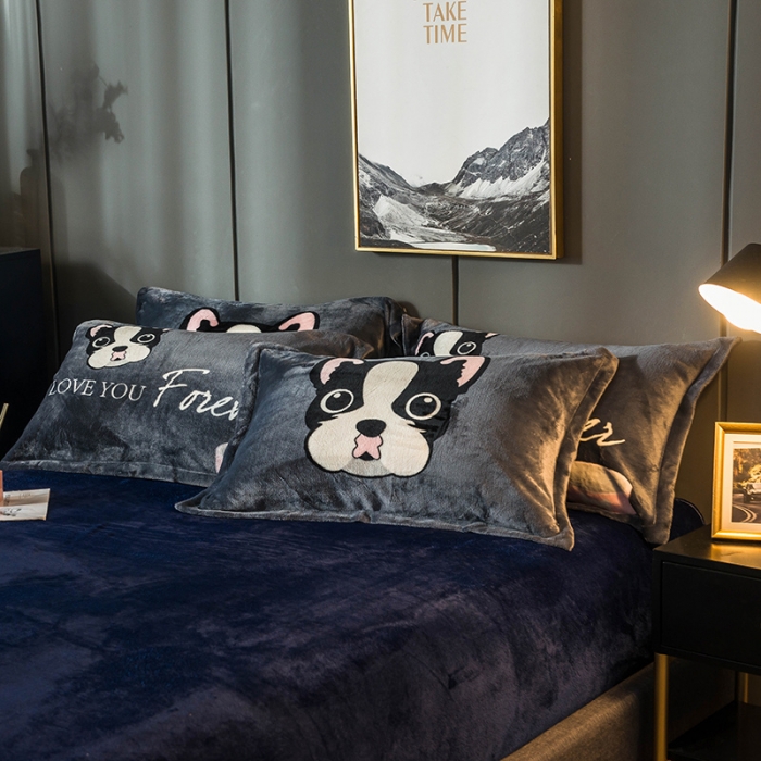 91家纺网 家纺一手货源 找家纺 慕尚 2022新款北欧牛奶绒卡通大版四件套棚拍图 绅士狗