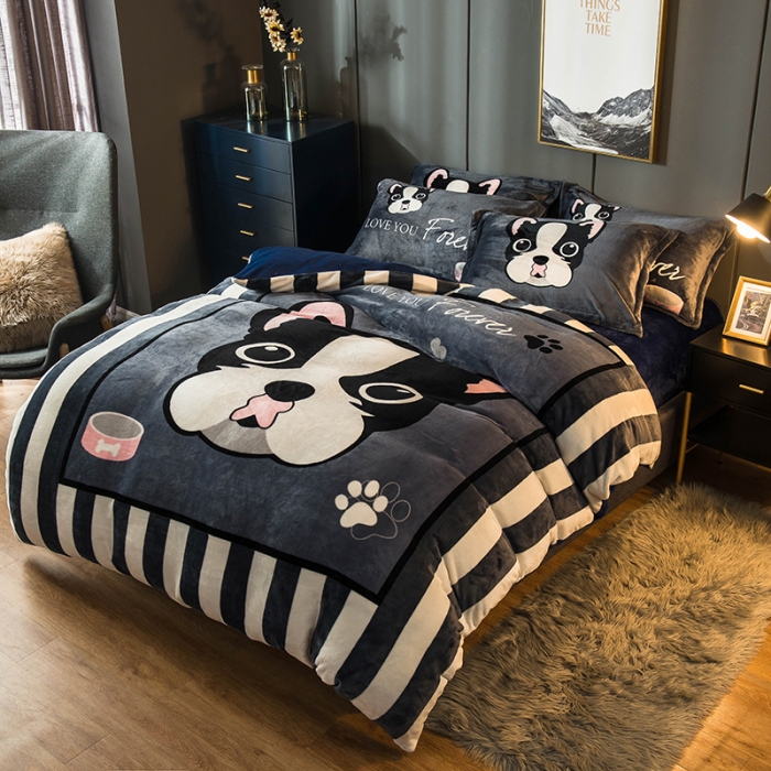 91家纺网 家纺一手货源 找家纺 慕尚 2022新款北欧牛奶绒卡通大版四件套棚拍图 绅士狗