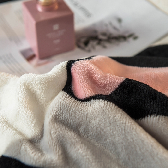 91家纺网 家纺一手货源 找家纺 慕尚 2022新款北欧牛奶绒卡通大版四件套棚拍图 绅士狗