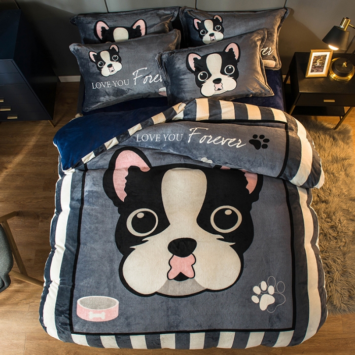 91家纺网 家纺一手货源 找家纺 慕尚 2022新款北欧牛奶绒卡通大版四件套棚拍图 绅士狗