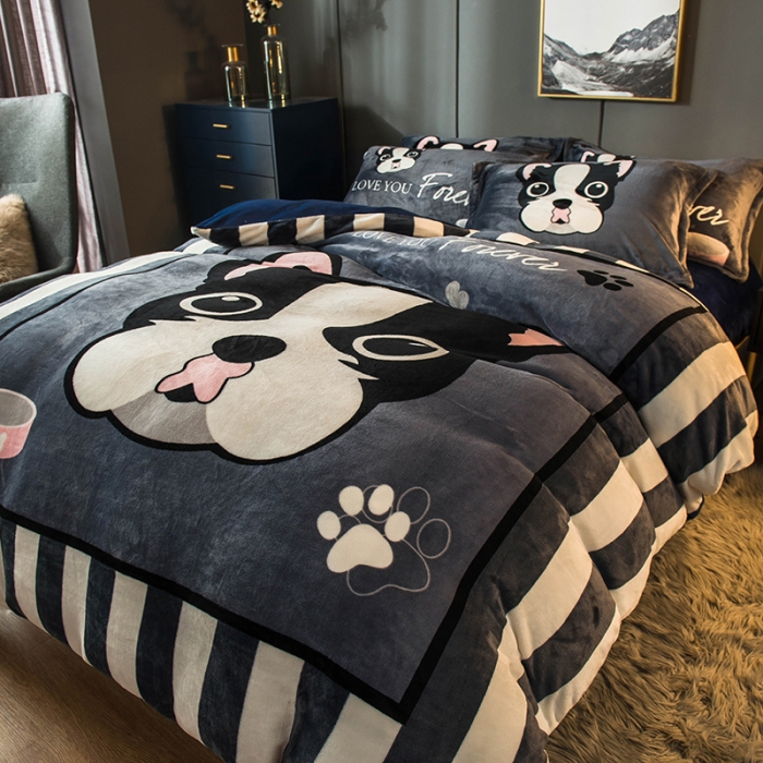 91家纺网 家纺一手货源 找家纺 慕尚 2022新款北欧牛奶绒卡通大版四件套棚拍图 绅士狗