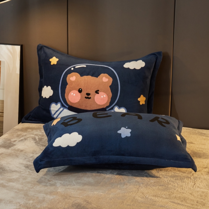 91家纺网 家纺一手货源 找家纺 慕尚 2022新款北欧牛奶绒卡通大版四件套棚拍图 太空熊宝