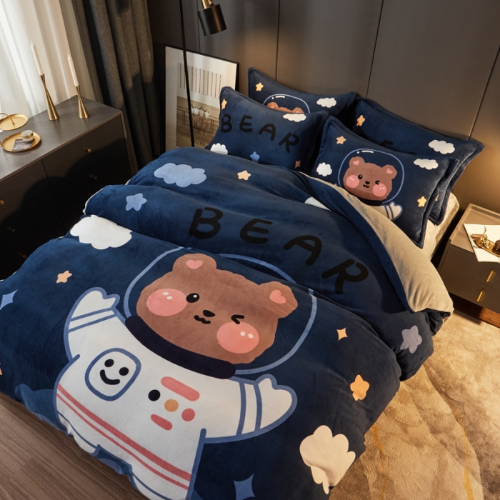 91家纺网 家纺一手货源 找家纺 慕尚 2022新款北欧牛奶绒卡通大版四件套棚拍图 太空熊宝