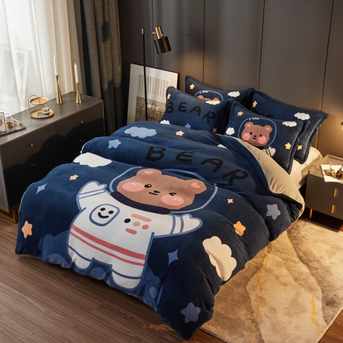 91家纺网 家纺一手货源 找家纺 慕尚 2022新款北欧牛奶绒卡通大版四件套棚拍图 太空熊宝