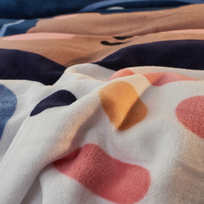 91家纺网 家纺一手货源 找家纺 慕尚 2022新款北欧牛奶绒卡通大版四件套棚拍图 太空熊宝