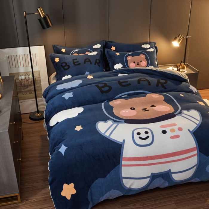 91家纺网 家纺一手货源 找家纺 慕尚 2022新款北欧牛奶绒卡通大版四件套棚拍图 太空熊宝