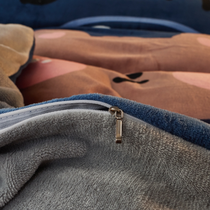 91家纺网 家纺一手货源 找家纺 慕尚 2022新款北欧牛奶绒卡通大版四件套棚拍图 太空熊宝