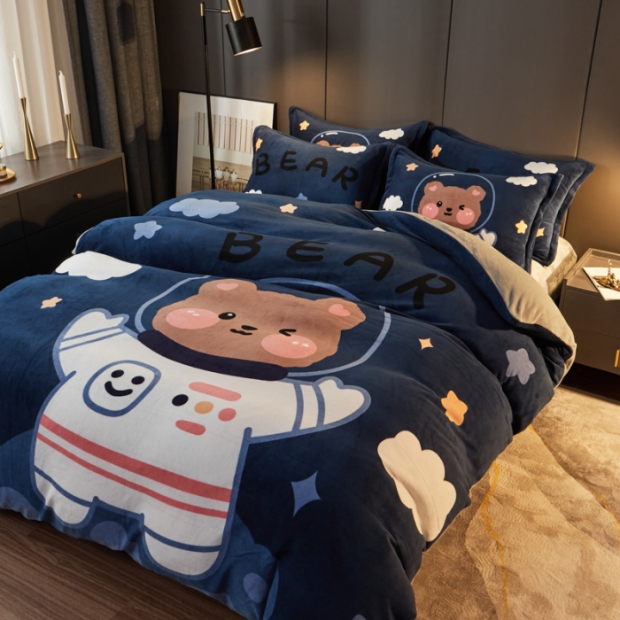 91家纺网 家纺一手货源 找家纺 慕尚 2022新款北欧牛奶绒卡通大版四件套棚拍图 太空熊宝