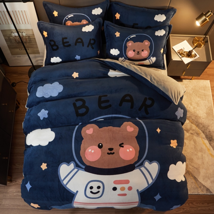 91家纺网 家纺一手货源 找家纺 慕尚 2022新款北欧牛奶绒卡通大版四件套棚拍图 太空熊宝