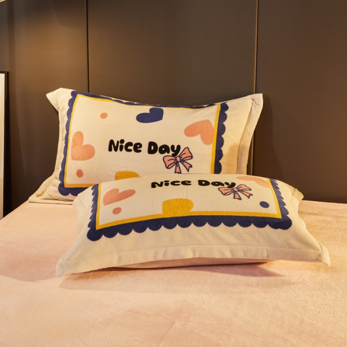 91家纺网 家纺一手货源 找家纺 慕尚 2022新款北欧牛奶绒卡通大版四件套棚拍图 小爱心