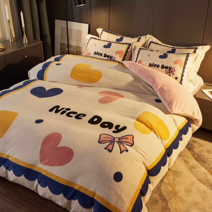 91家纺网 家纺一手货源 找家纺 慕尚 2022新款北欧牛奶绒卡通大版四件套棚拍图 小爱心