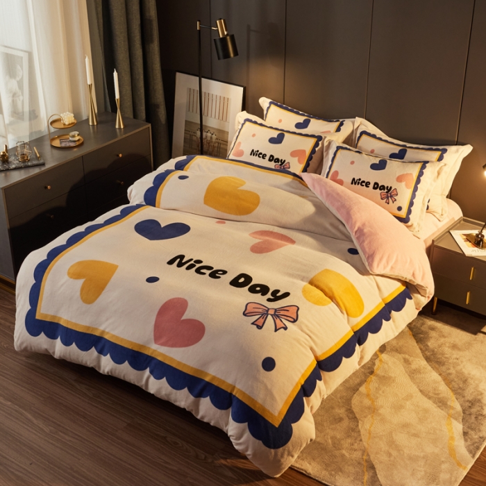 91家纺网 家纺一手货源 找家纺 慕尚 2022新款北欧牛奶绒卡通大版四件套棚拍图 小爱心