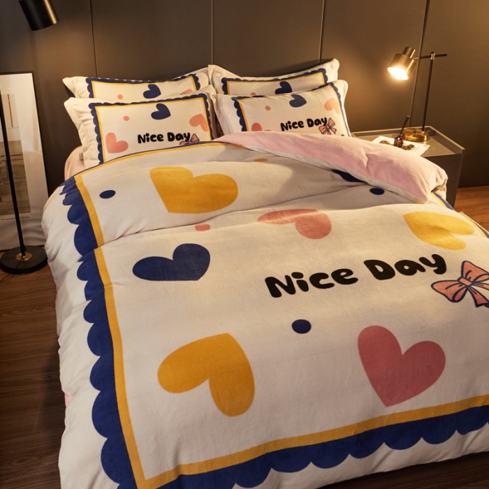 91家纺网 家纺一手货源 找家纺 慕尚 2022新款北欧牛奶绒卡通大版四件套棚拍图 小爱心