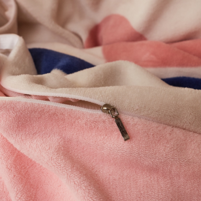 91家纺网 家纺一手货源 找家纺 慕尚 2022新款北欧牛奶绒卡通大版四件套棚拍图 小爱心