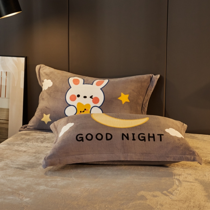 91家纺网 家纺一手货源 找家纺 慕尚 2022新款北欧牛奶绒卡通大版四件套棚拍图 月亮兔