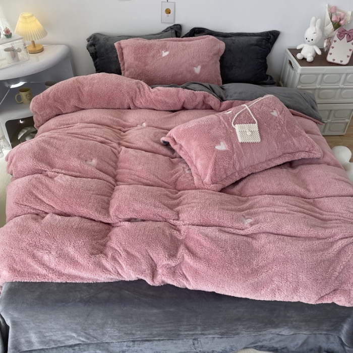 91家纺网 家纺一手货源 找家纺 慕尚家纺 2022新款泰迪绒刺绣款牛奶绒四件套 爱心粉