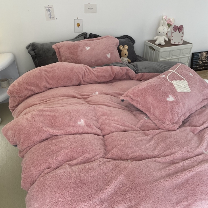 91家纺网 家纺一手货源 找家纺 慕尚家纺 2022新款泰迪绒刺绣款牛奶绒四件套 爱心粉