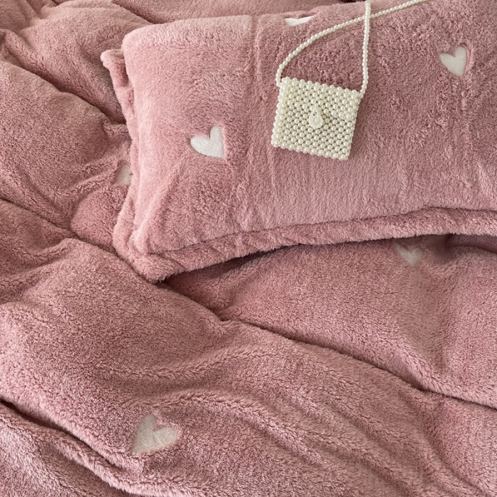 91家纺网 家纺一手货源 找家纺 慕尚家纺 2022新款泰迪绒刺绣款牛奶绒四件套 爱心粉