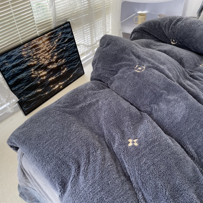 91家纺网 家纺一手货源 找家纺 慕尚家纺 2022新款泰迪绒刺绣款牛奶绒四件套 四叶草灰