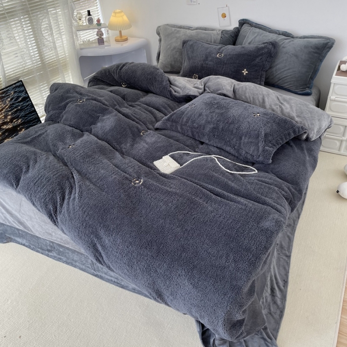 91家纺网 家纺一手货源 找家纺 慕尚家纺 2022新款泰迪绒刺绣款牛奶绒四件套 四叶草灰