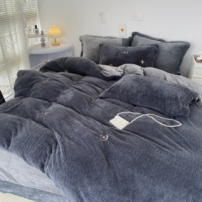 91家纺网 家纺一手货源 找家纺 慕尚家纺 2022新款泰迪绒刺绣款牛奶绒四件套 四叶草灰