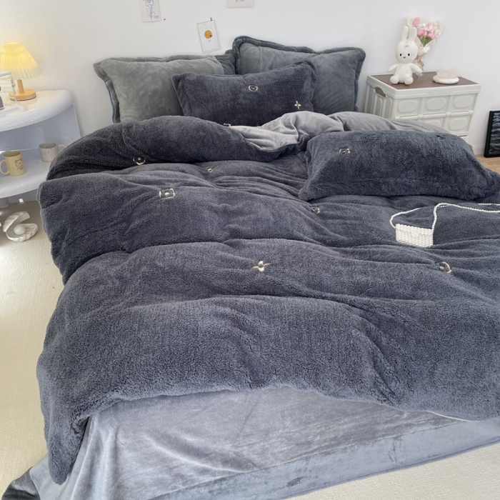 91家纺网 家纺一手货源 找家纺 慕尚家纺 2022新款泰迪绒刺绣款牛奶绒四件套 四叶草灰