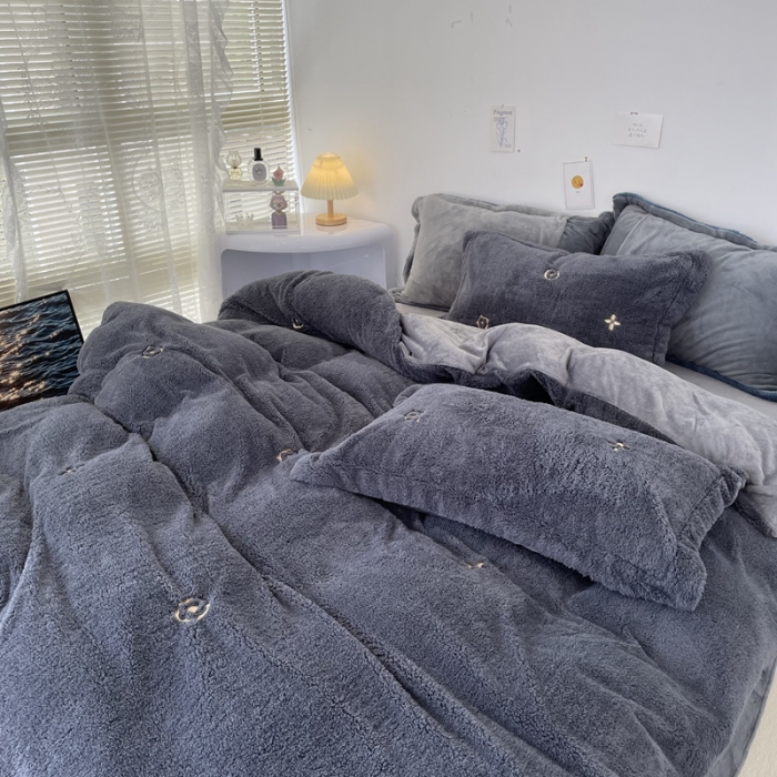 91家纺网 家纺一手货源 找家纺 慕尚家纺 2022新款泰迪绒刺绣款牛奶绒四件套 四叶草灰