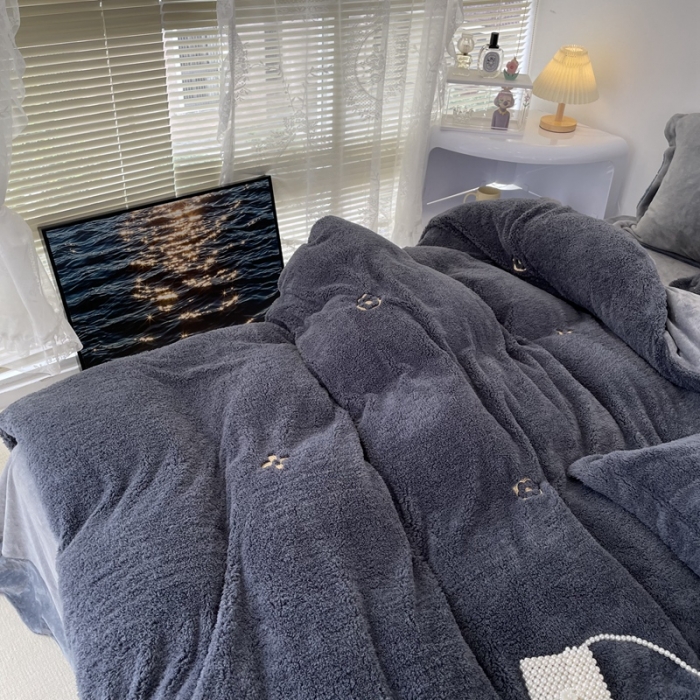 91家纺网 家纺一手货源 找家纺 慕尚家纺 2022新款泰迪绒刺绣款牛奶绒四件套 四叶草灰