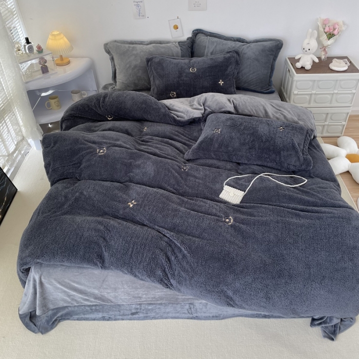 91家纺网 家纺一手货源 找家纺 慕尚家纺 2022新款泰迪绒刺绣款牛奶绒四件套 四叶草灰