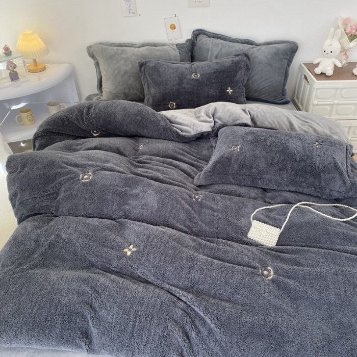 91家纺网 家纺一手货源 找家纺 慕尚家纺 2022新款泰迪绒刺绣款牛奶绒四件套 四叶草灰