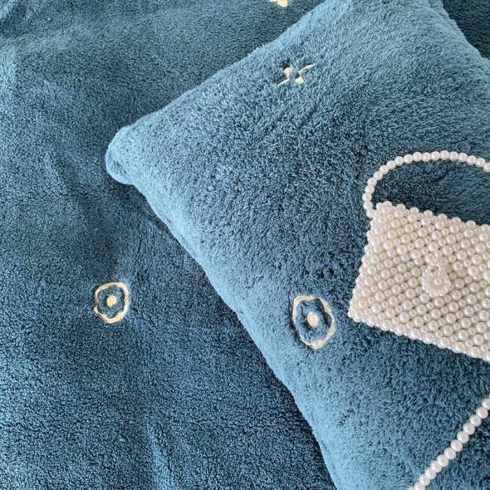 91家纺网 家纺一手货源 找家纺 慕尚家纺 2022新款泰迪绒刺绣款牛奶绒四件套 四叶草绿